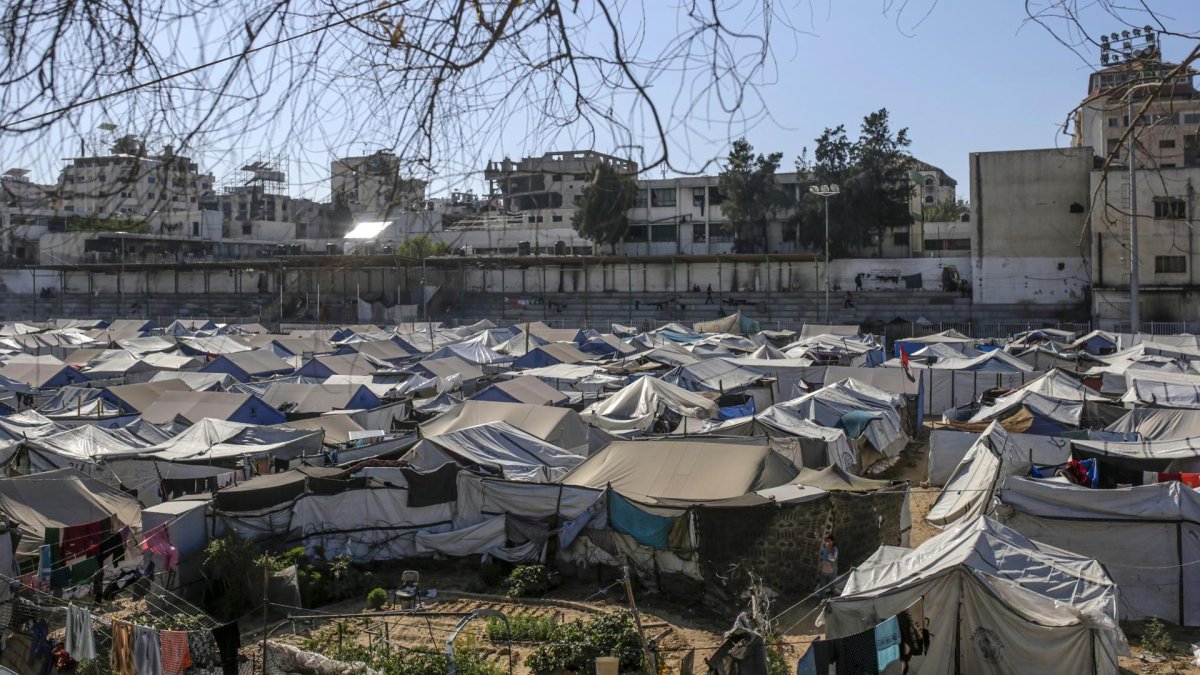 Tiendas de campaña de palestinos desplazados internos, que huyeron del norte de la Franja de Gaza, instaladas en el estadio Al Yarmouk, el 5 de mayo de 2025.