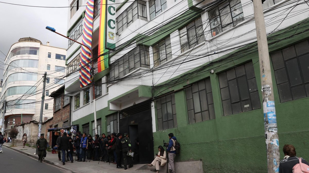 Fotografía del edificio de la Fuerza Especial de Lucha Contra el Crimen (FELCC), donde fue llevada la jueza Lilian Moreno tras ser detenida este lunes, en La Paz (Bolivia).