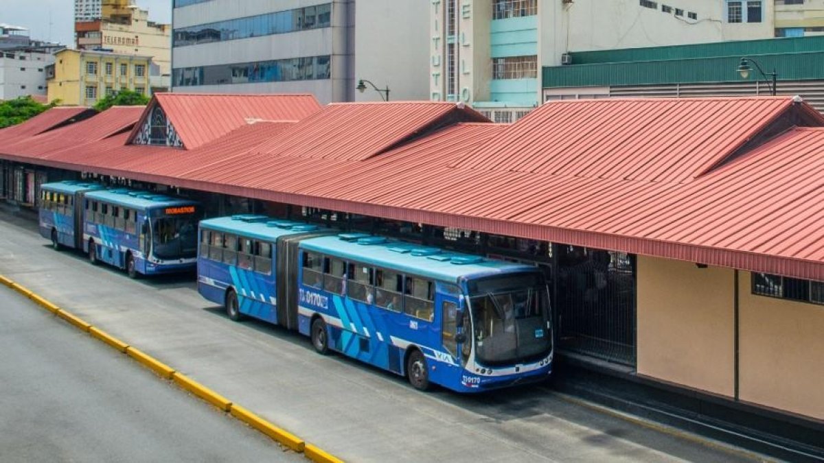 Desde el pasado 5 de mayo hay ciudadanos que ya se movilizan en la calle usando mascarilla. Hay quienes la usan también dentro del sistema de transporte público.