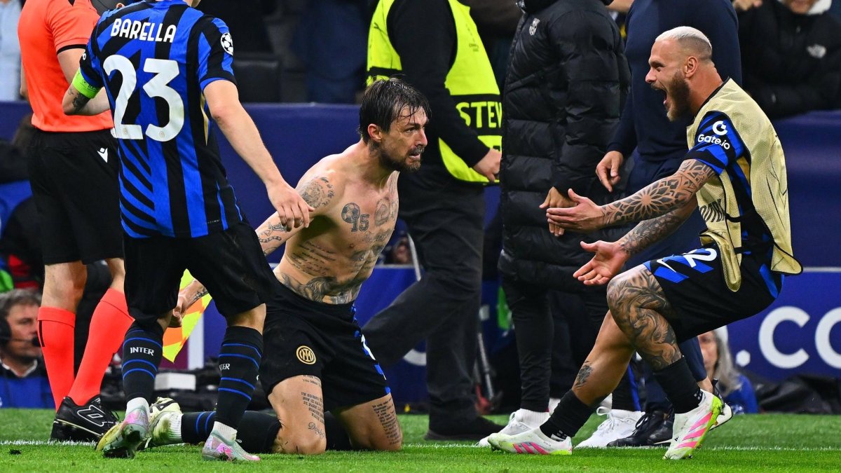 Francisco Acerbi (de rodillas) celebró su gol con Inter de Milán en la semifinal de Champions League
