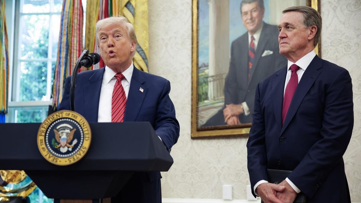 El presidente estadounidense, Donald Trump (i), habla antes de juramentar al exsenador David Perdue como embajador de Estados Unidos en China.