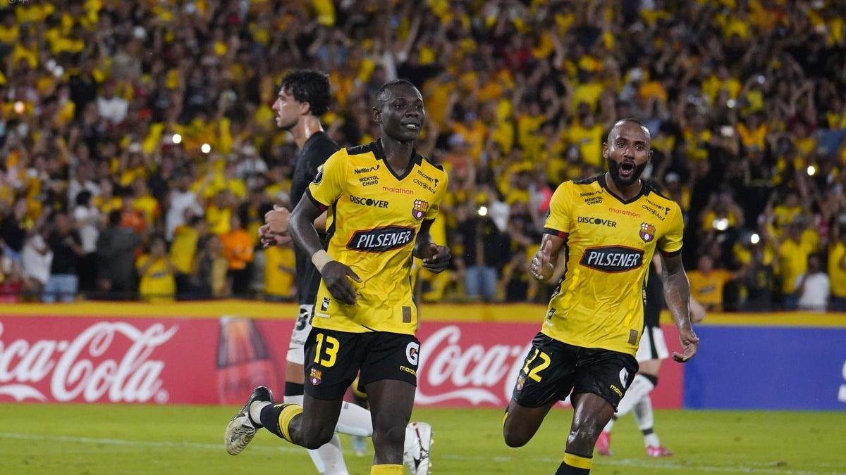 Janner Corozo (i) no ha vuelto a anotar con Barcelona en Copa Libertadores desde el tanto contra Corinthians.