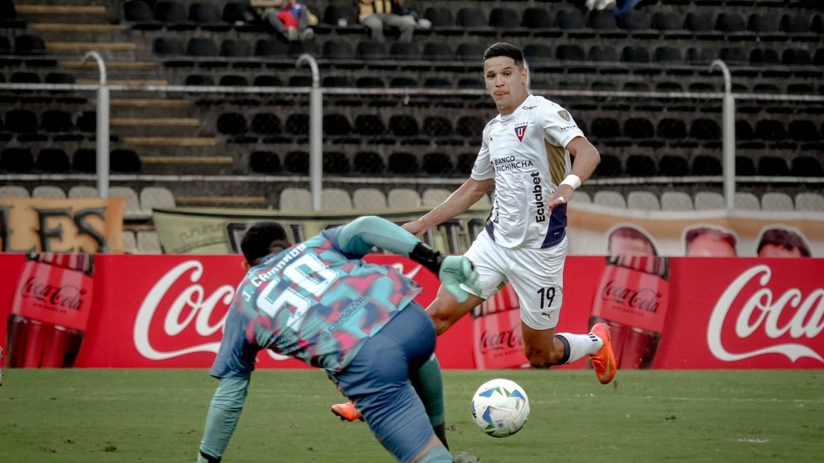 El delantero paraguayo Álex Arce marcó un doblete para Liga de Quito.