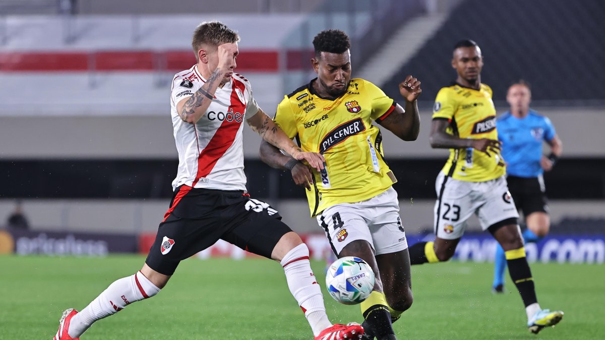 Franco Mastantuono (i) disputa el balón con Gustavo Vallecilla en el partido de la fase de grupos de la Copa Libertadores entre River Plate y Barcelona SC del 8 de abril de 2025.