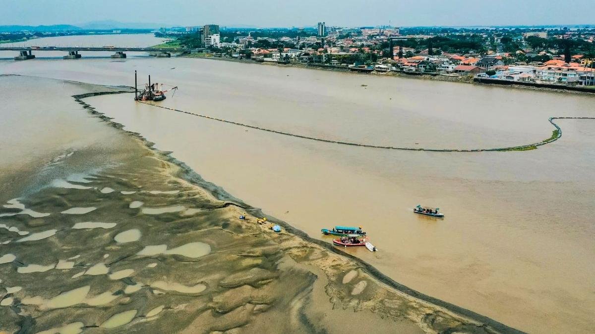 La draga fue contratada para retirar el sedimento alrededor del islote El Palmar, ubicado en el río Guayas.
