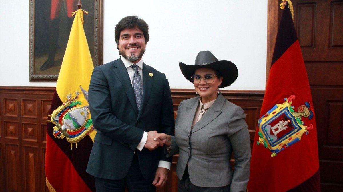 El ministro José De La Gasca junto a la excorreísta Mónica Salazar.