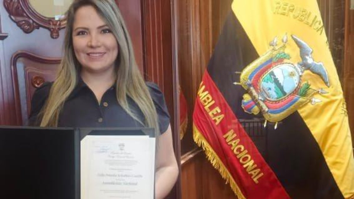 Figura. La legisladora electa y sancionada por violencia política de género presenta sus credenciales este 9 de mayo de 2025.