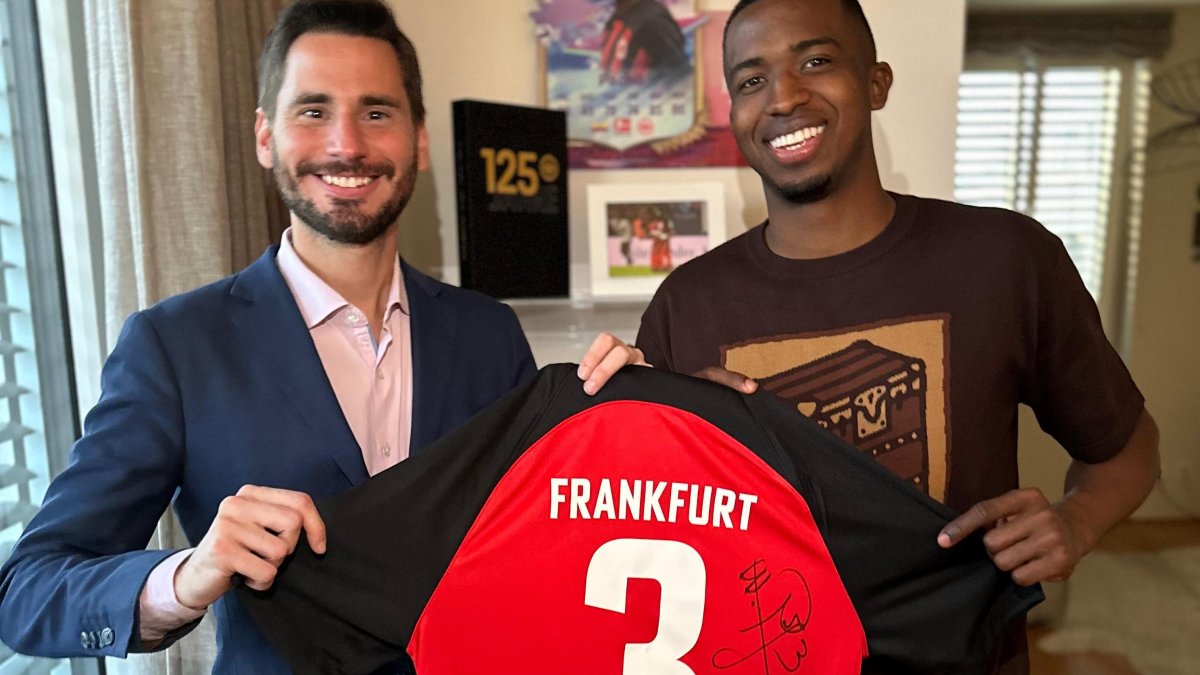 José Carlos Crespo en una de sus coberturas entrevistó a William Pacho, en Alemania.