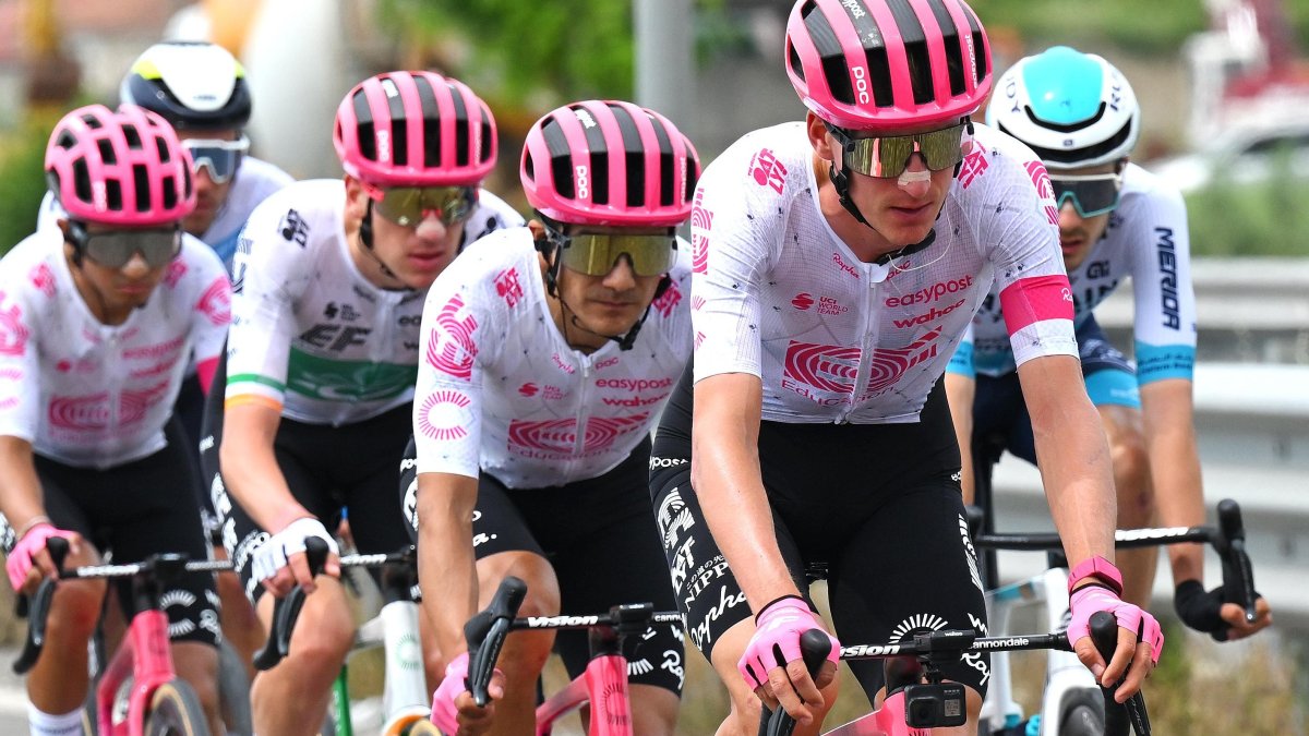 Carapaz (c) aprovechó la tercera etapa de este domingo 11 de mayo para mejorar su posición en el Giro 2025.