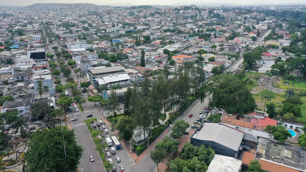 Urdesa cuenta con un alto número de población flotante, al ser un epicentro comercial de la ciudad.