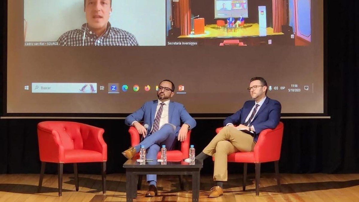 Gustavo Camacho (I) es economista. Cuenta con una maestría en Administración Tributaria y un diplomado en Gestión Pública Aplicada.