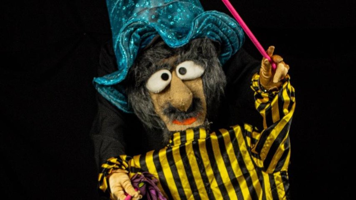 El colectivo Rama de Plata se especializa espectáculos interdisciplinarios con énfasis en teatro de objetos y teatro de títeres.