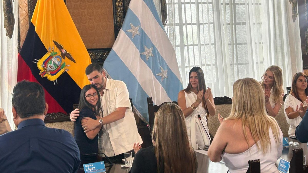 Blanca López recibe un abrazo de Aquiles Álvarez, tras la nominación de Tatiana Coronel como nueva vicealcaldesa.