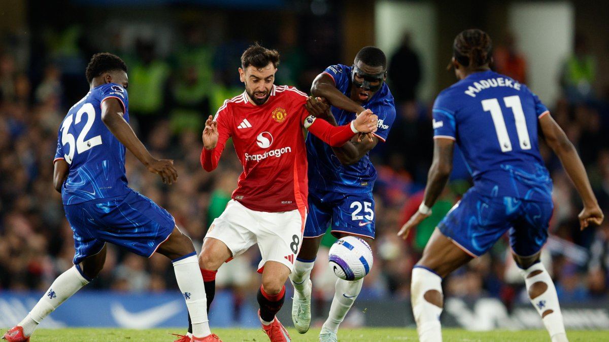 Moises Caicedo (c) marca a Bruno Fernandes durante el juego ante el Manchester United.