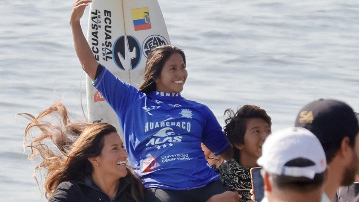 Génesis fue levantada en hombros por sus compañeros del equipo tricolor.