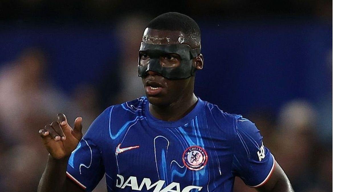 Moisés Caicedo y la mascara que viene usando en entrenamientos y partidos.