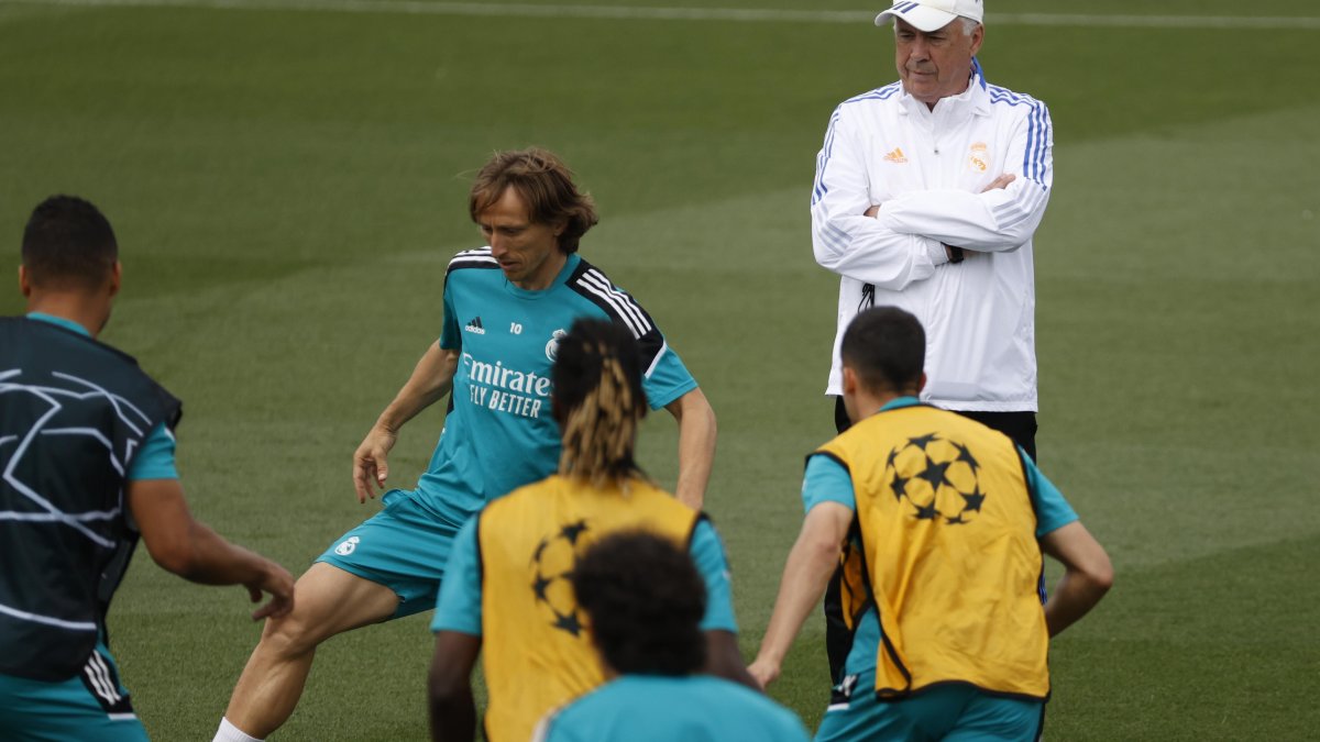 El centrocampista croata del Real Madrid Luka Modric (2i) y su entrenador Carlo Ancelotti (d) durante el entrenamiento en Valdebebas.