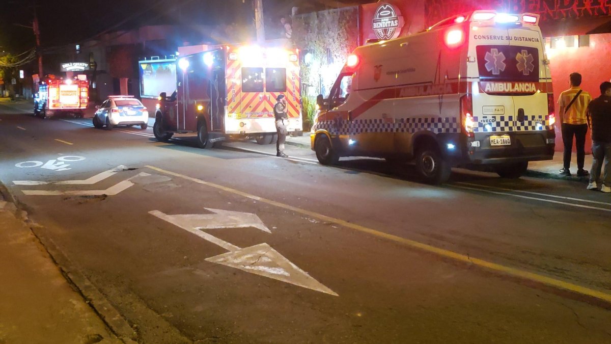 Un hombre armado ingresó un local y disparó en contra de dos personas.