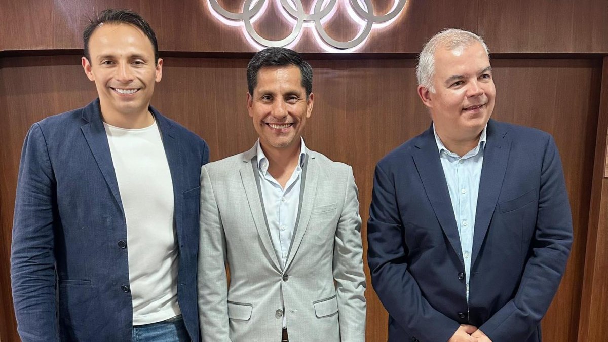 Jefferson Pérez (c), junto al presidente saliente de la FEA, Manuel Bravo (i).