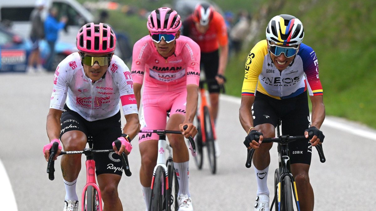 Latinos. Postal regional con Carapaz encabezando un momento el pelotón, ante el asecho de Egan Bernal (d) e Isaac Del Toro.