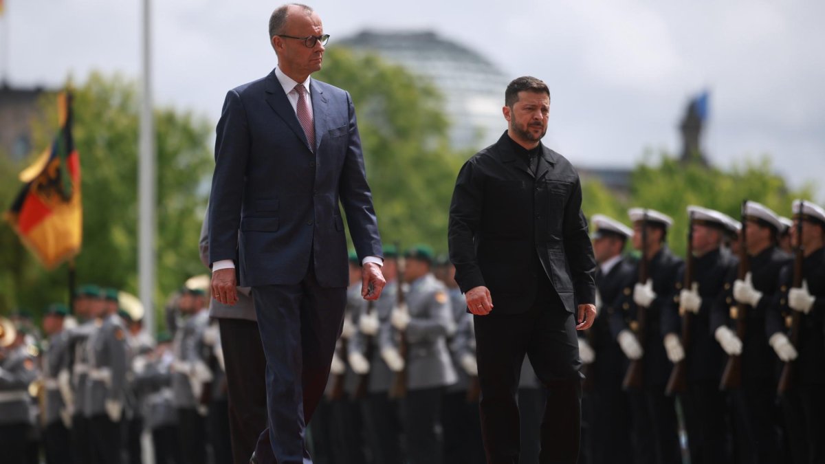 El canciller alemán, Friedrich Merz recibe con honores militares al presidente ucraniano, Volodímir Zelenski, en la Cancillería de Berlín, Alemania