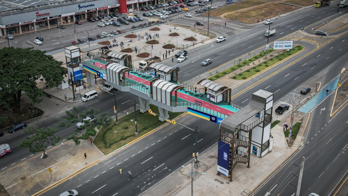 Los pasos peatonales están ubicados en los kilómetros 11.8 y 14.2, frente a la urbanización Portal al Sol y por Mi Comisariato, dos puntos de afluencia peatonal y vehicular.