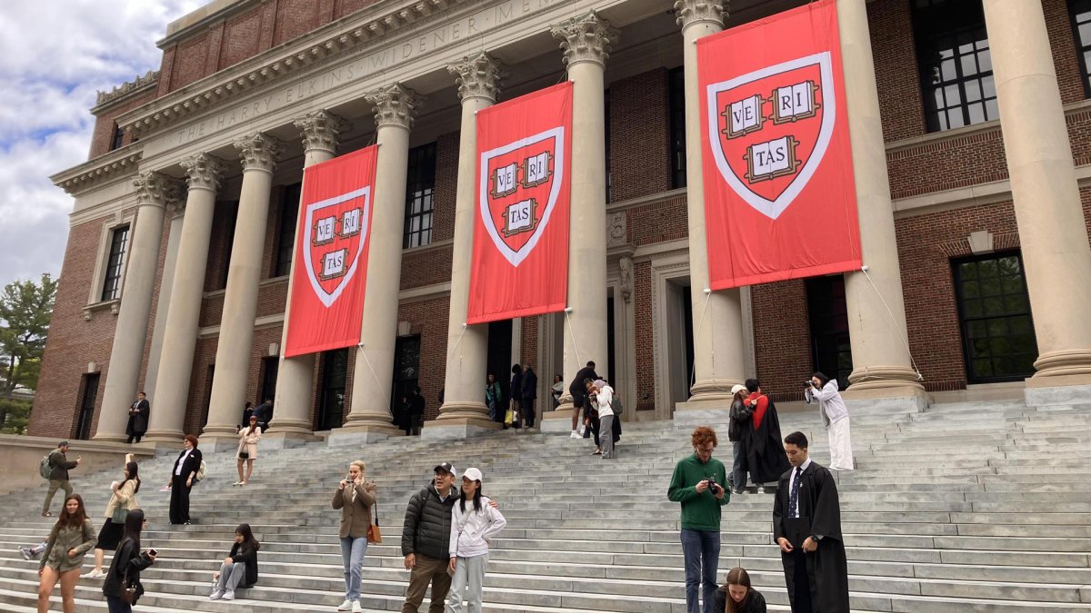 Personas caminan frente a la biblioteca de la Universidad de Harvard, en Boston (EE.UU.).