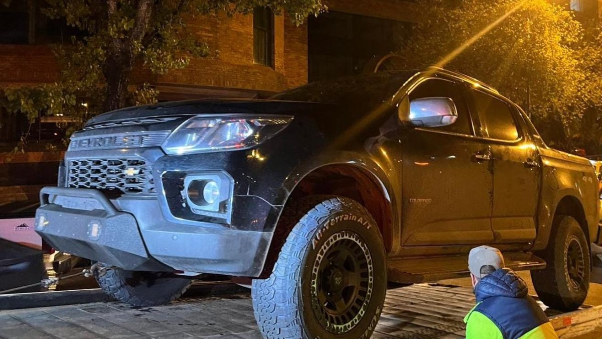 El conductor de una camioneta negra habría estado ebrio y durante un operativo de la EMOV EP quedó en libertad.