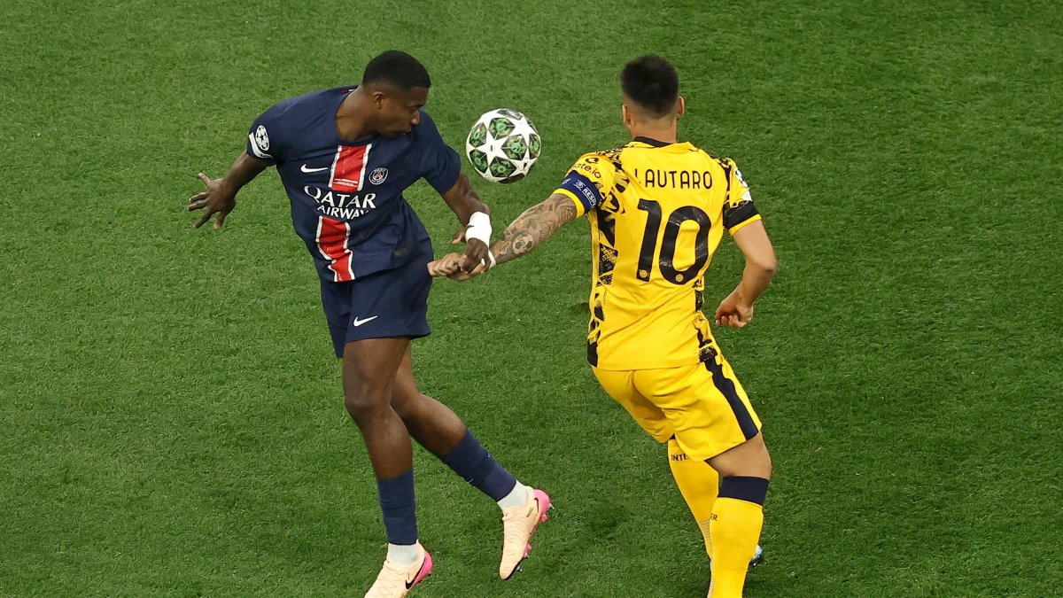 Willian Pacho (izq.) del PSG en acción contra Lautaro Martínez del Inter durante la final de la UEFA Champions League.