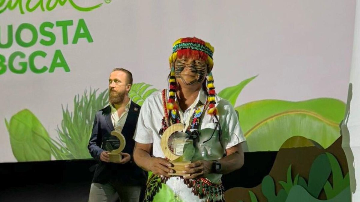 Galardón. Representante Achuar de Kapawi recibe el galardón.