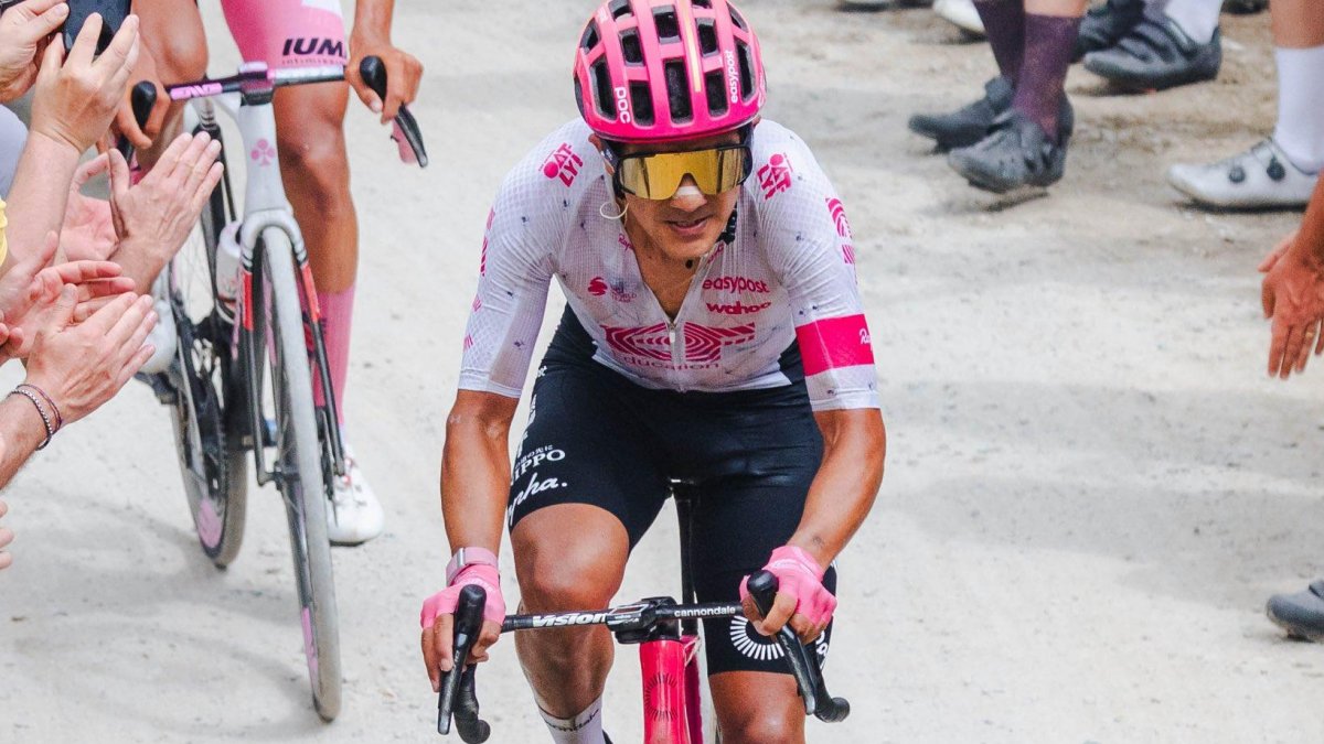 El ciclista ecuatoriano subió 18 puestos en el ranking UCI tras el Giro de Italia, uno de los ascensos más destacados en la temporada.