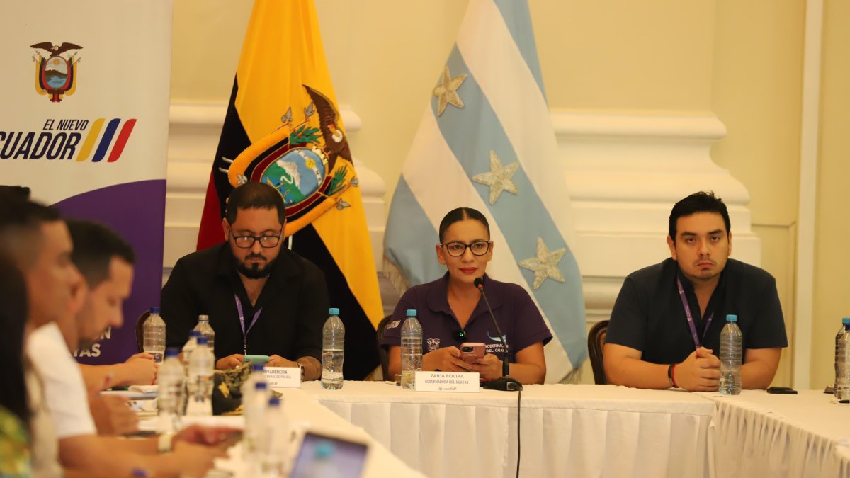 La gobernadora del Guayas, Zaida Rovira, durante la reunión con comerciantes de la Bahía de Guayaquil, este viernes 6 de junio.