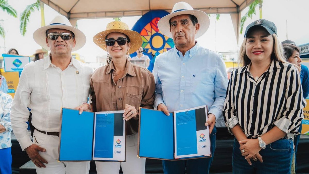 La prefecta del Guayas, Marcela Aguiñaga (segunda a la izquierda), y su par de Cañar, Marcelo Jaramillo (primero a la izquierda), suscribieron el acuerdo.