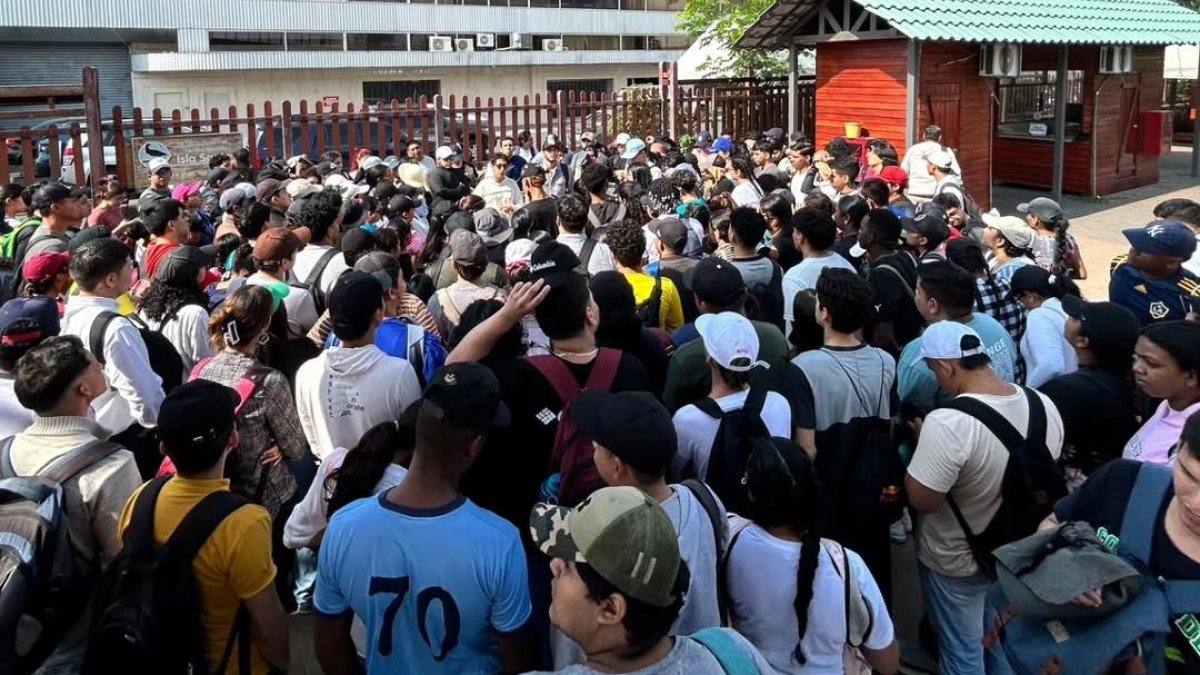 Jóvenes en Acción realizaron minga de limpieza en la Isla Santay