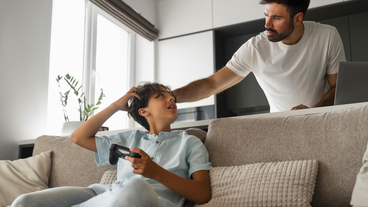 La sobreprotección en la crianza puede generar adultos con miedo a decidir. Aprende sus efectos y cómo fomentar autonomía en tus hijos