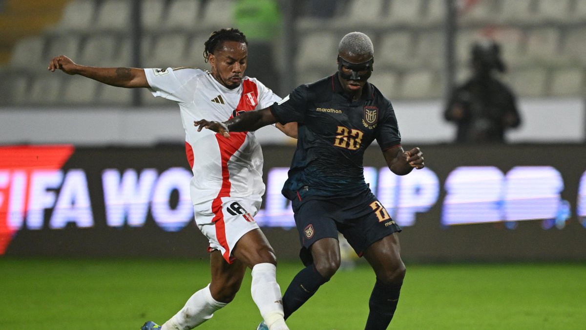 Moisés Caicedo (d), volante de la selección ecuatoriana, disputa un balón contra Andrés Carrillo, mediocentro de Perú.