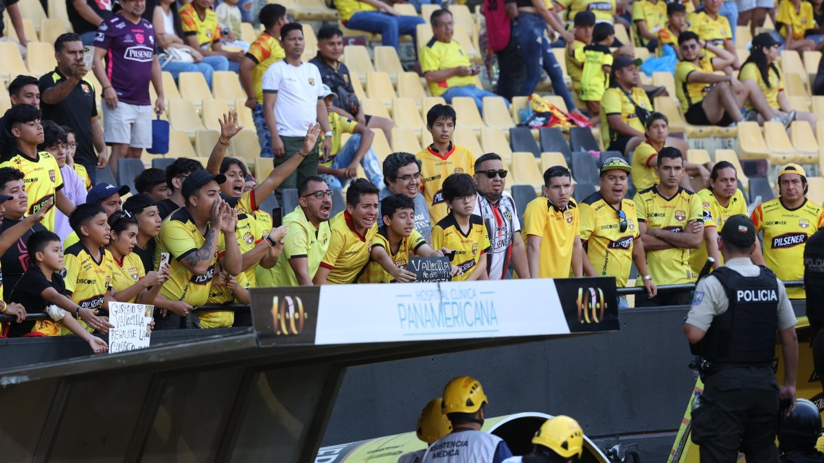 a hinchada arremetió contra sus futbolistas tras el primer tiempo ante Manta, en el que Barcelona perdía 2-0.
