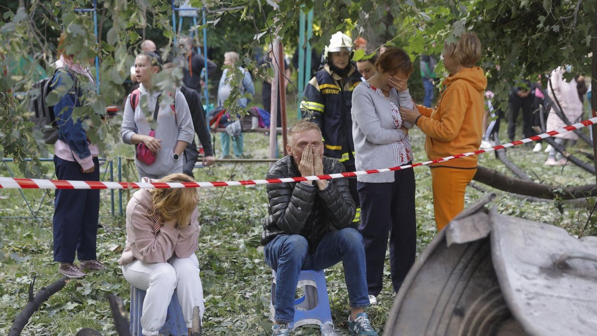 La gente local reacciona cerca del lugar de un ataque aéreo contra un edificio residencial de nueve pisos en Kiev, Ucrania, el 17 de junio de 2025.
