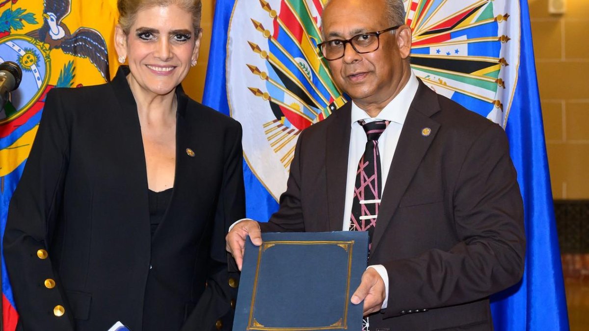Mónica Palencia presentó oficialmente sus cartas credenciales ante el secretario de la OEA, este 18 de junio de 2025.