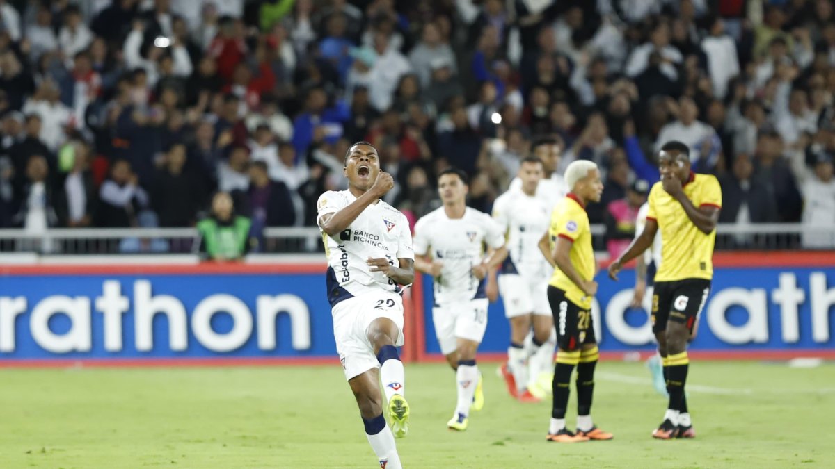 Bryan Ramírez celebra su gol en la victoria de Liga de Quito 3-1 sobre BarcelonaSC.