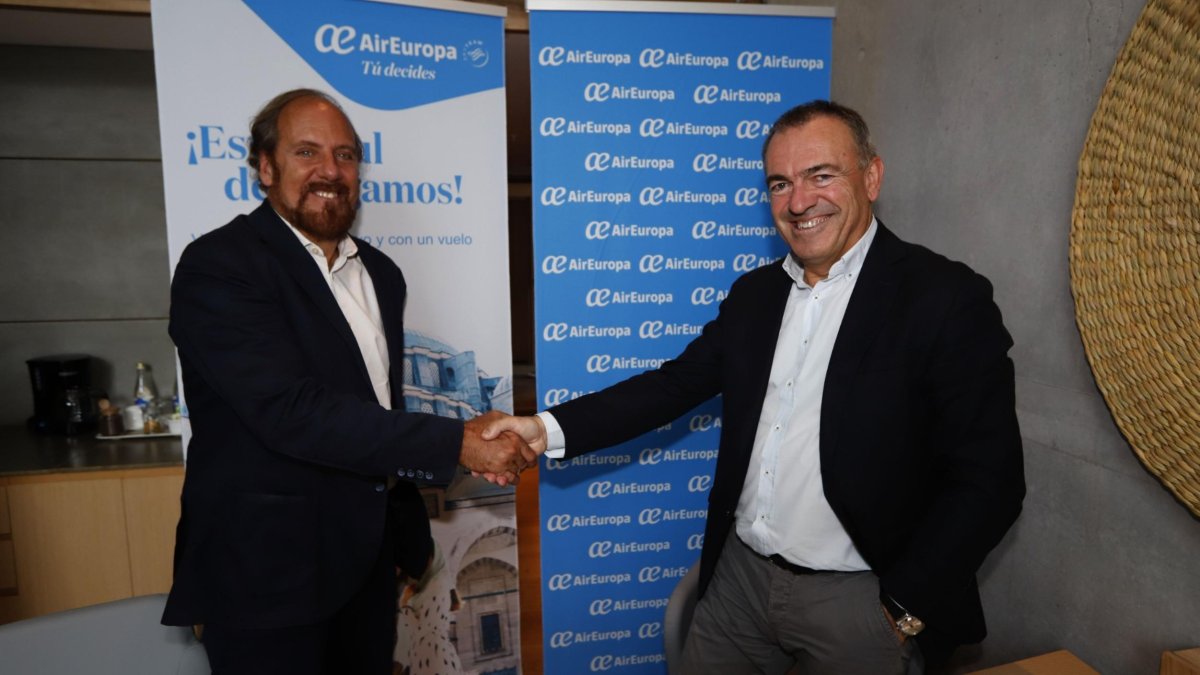 Visita. Rafael Brull, director de Marketing e Imanol Pérez, director Comercial de Air Europa, visitaron Quito para contar las novedades de la aerolínea para Ecuador.
