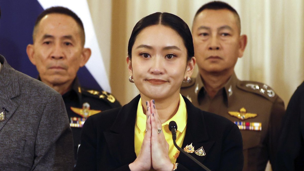 La primera ministra de Tailandia, Paetongtarn Shinawatra, haciendo el gesto de disculpa durante la rueda de prensa.