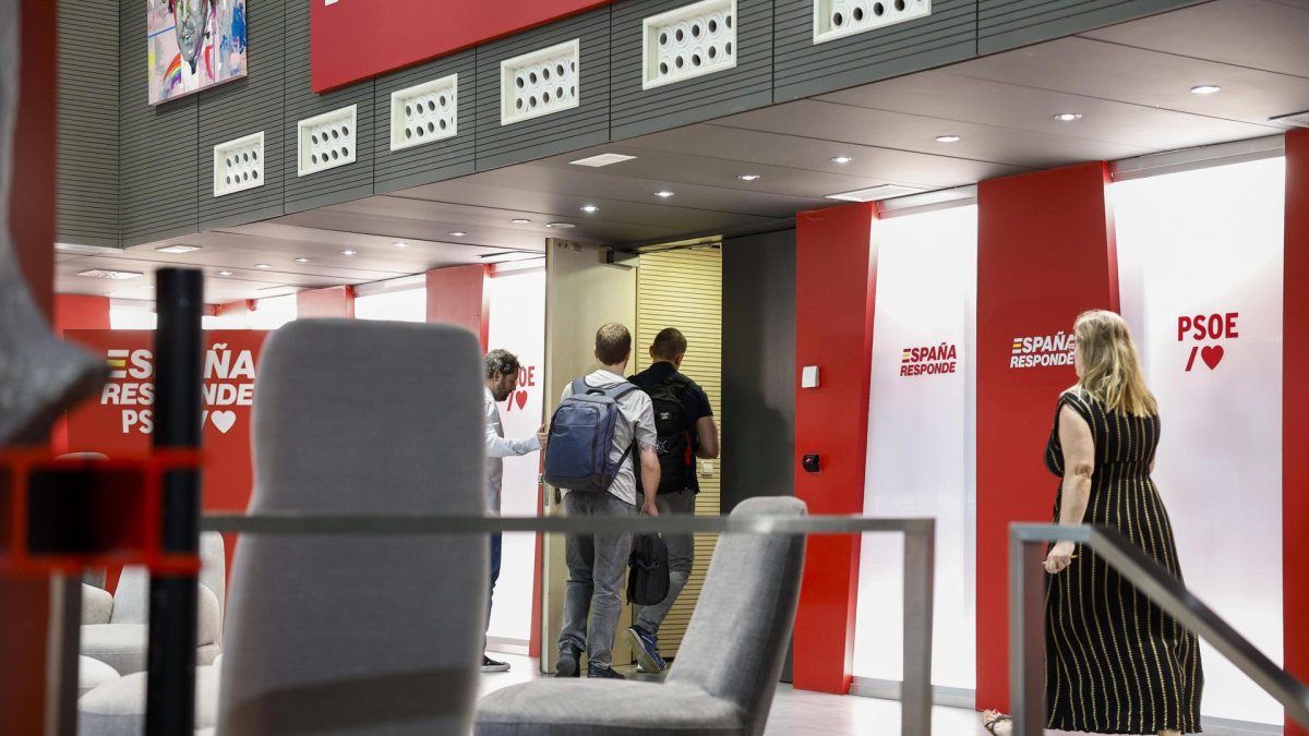 Fotografía de personas ingresando a una sede del PSOE en España.