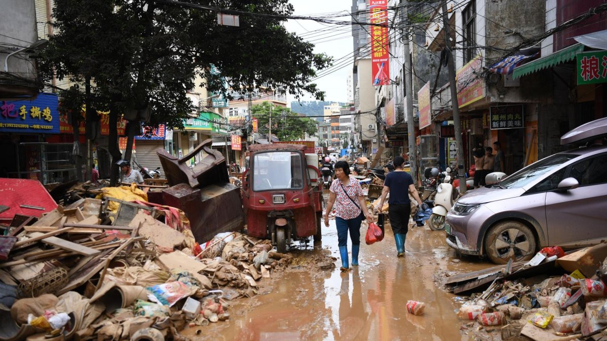 Fotografía de los daños causados por las inundaciones en China en una zona urbana.