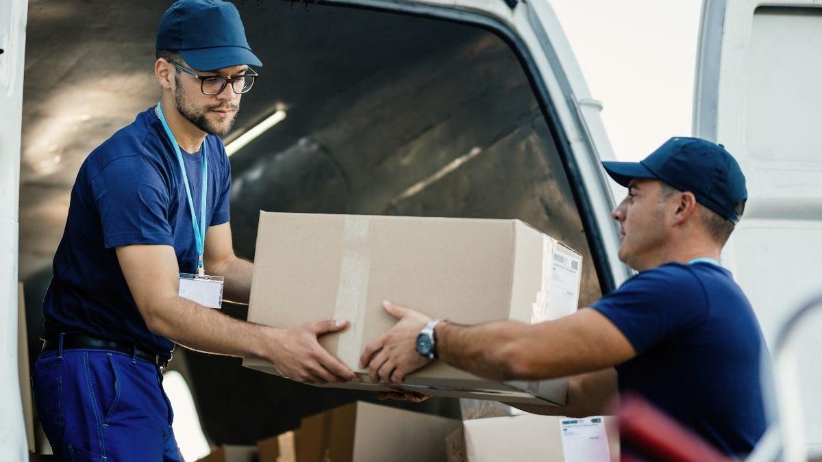 Varios ecuatorianos tienen dudas de si se debe pagar $ 20 por cada paquete recibido en sus compras en plataformas como Temu o Shein.