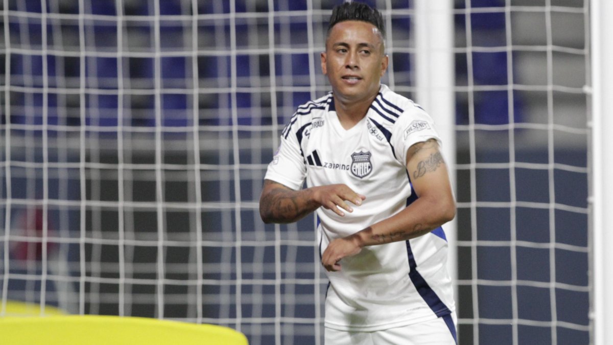 Christian Cueva festejó su tanto de penalti en el Universidad Católica vs. Emelec.