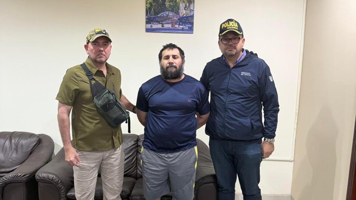 El ministro del Interior John Reimberg y el de Defensa, Gian Carlo Loffredo, posan junto a Adolfo Macías Villamar, alias Fito.