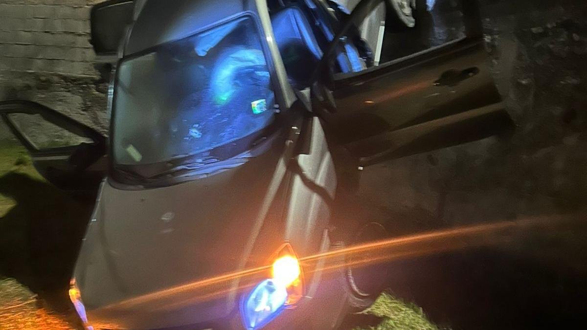 El vehículo en el que iban los sospechosos se accidentó.