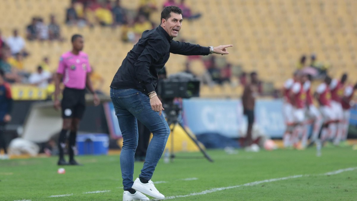 Ismael Rescalvo se mostró muy activo en la zona técnica en su debut como entrenador del Barcelona SC.