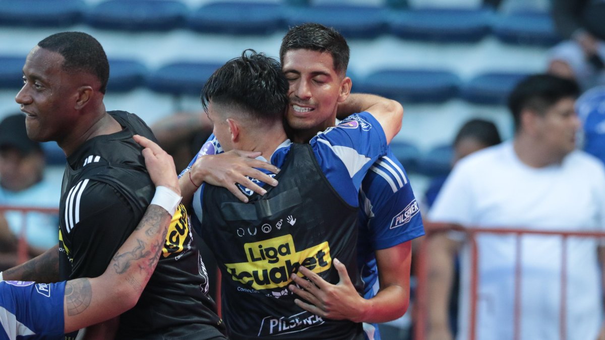 Jugadores de Emelec celebran el gol de José Francisco Cevallos.